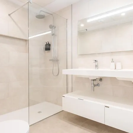 Urban Retreat With Patio And Cinema Rems Апартаменты
