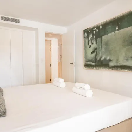 Urban Retreat With Patio And Cinema Rems Апартаменты *